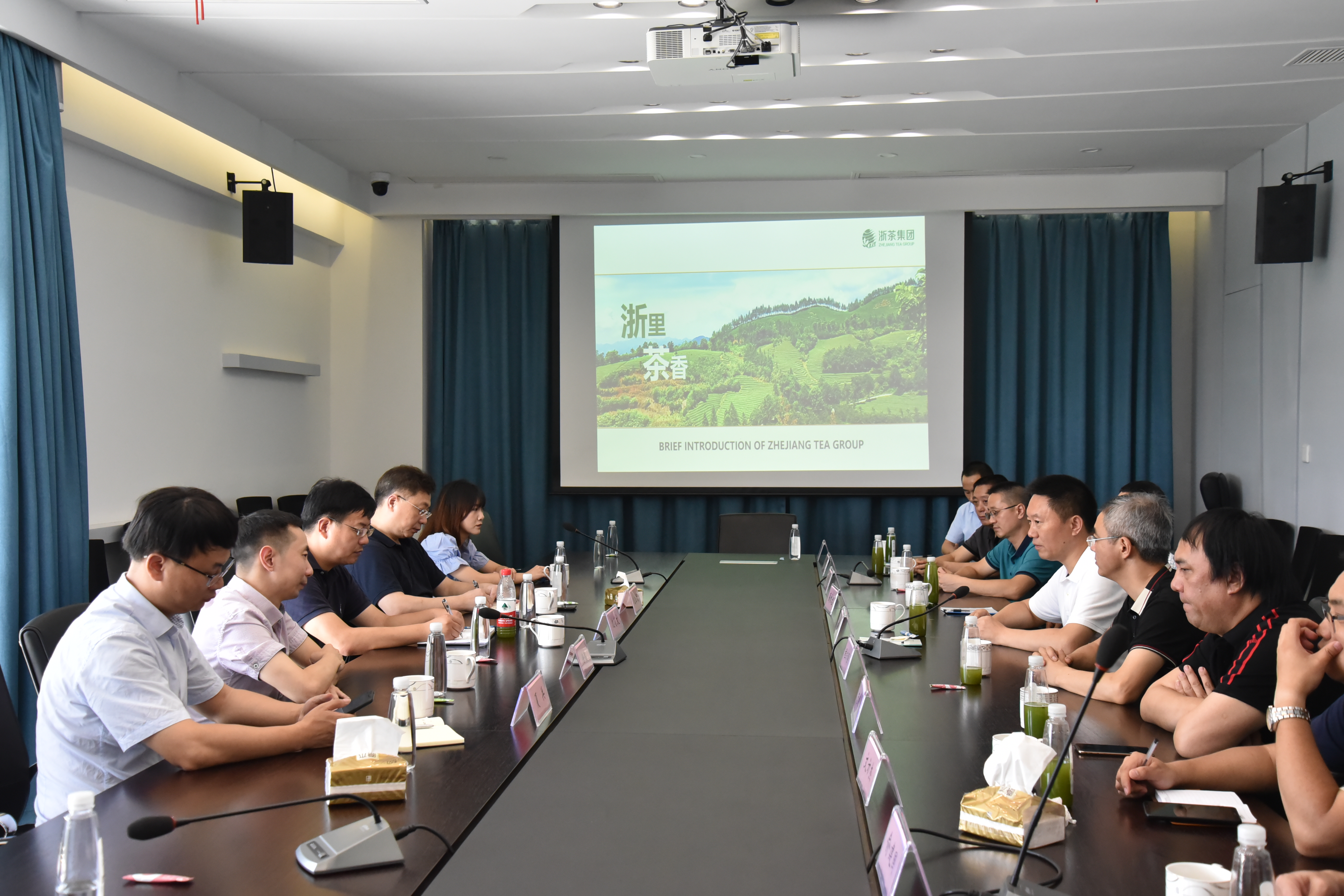 湖北恩施州人大常委会副主任王小平一行考察乐动（中国）茶博园